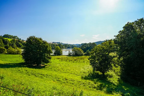 Keddinghausen yakınlarındaki rezervuarın ve çevrenin manzarası. Bueren yakınlarındaki göl manzarası. Keddinghaeuser Gölü.