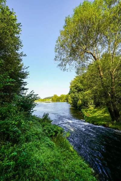 Keddinghausen yakınlarındaki rezervuarın ve çevrenin manzarası. Bueren yakınlarındaki göl manzarası. Keddinghaeuser Gölü.