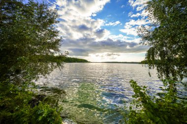 Ahlefeld yakınlarındaki Bistensee manzarası ve çevre doğa. Göl kenarındaki manzara.