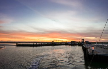 Dagebuell yakınlarındaki manzara. Kuzey Denizi kıyısında gün doğumu olan doğa. Denizde yükselen güneş.