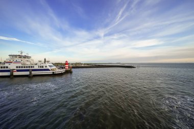 Kuzey Frizya 'nın Foehr adasındaki liman ve Kuzey Denizi manzarası.