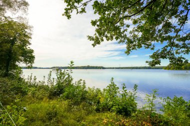 Haltern rezervuarının ve çevrenin manzarası. Göl kenarındaki manzara. Haltern am 'ın yanındaki baraj..
