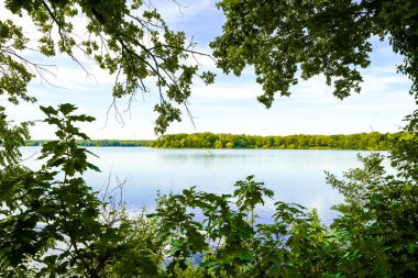 Haltern rezervuarının ve çevrenin manzarası. Göl kenarındaki manzara. Haltern am 'ın yanındaki baraj..