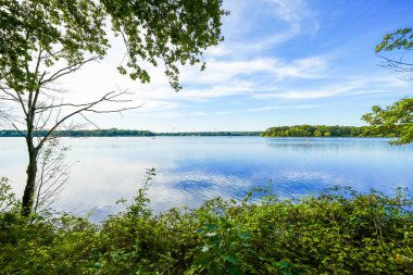 Haltern rezervuarının ve çevrenin manzarası. Göl kenarındaki manzara. Haltern am 'ın yanındaki baraj..