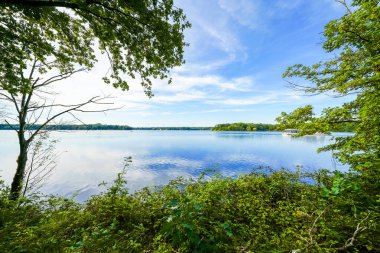 Haltern rezervuarının ve çevrenin manzarası. Göl kenarındaki manzara. Haltern am 'ın yanındaki baraj..
