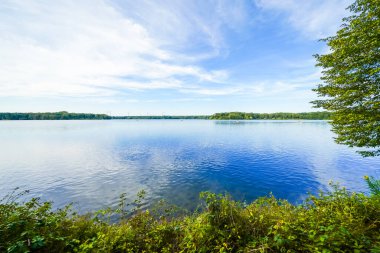 Haltern rezervuarının ve çevrenin manzarası. Göl kenarındaki manzara. Haltern am 'ın yanındaki baraj..