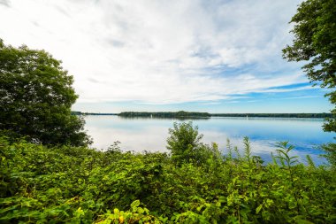 Haltern rezervuarının ve çevrenin manzarası. Göl kenarındaki manzara. Haltern am 'ın yanındaki baraj..