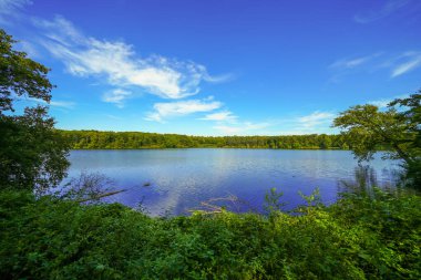 Hullern rezervuarının etrafını saran görüntüsü. Hullerner 'da manzara Haltern am' a yakın..