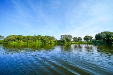 Kemnader Gölü ve Ruhr bölgesindeki yeşil doğa manzarası. Bochum ve Hattingen yakınlarındaki Ruhr rezervuarının manzarası. Kemnader, bak..