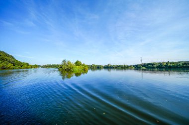 Kemnader Gölü ve Ruhr bölgesindeki yeşil doğa manzarası. Bochum ve Hattingen yakınlarındaki Ruhr rezervuarının manzarası. Kemnader, bak..