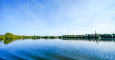 Kemnader Gölü ve Ruhr bölgesindeki yeşil doğa manzarası. Bochum ve Hattingen yakınlarındaki Ruhr rezervuarının manzarası. Kemnader, bak..