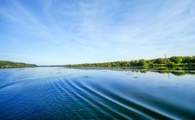 Kemnader Gölü ve Ruhr bölgesindeki yeşil doğa manzarası. Bochum ve Hattingen yakınlarındaki Ruhr rezervuarının manzarası. Kemnader, bak..