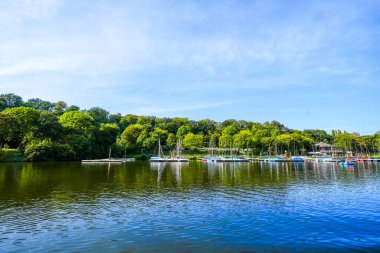 Kemnader Gölü ve Ruhr bölgesindeki yeşil doğa manzarası. Bochum ve Hattingen yakınlarındaki Ruhr rezervuarının manzarası. Kemnader, bak..