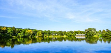 Kemnader Gölü ve Ruhr bölgesindeki yeşil doğa manzarası. Bochum ve Hattingen yakınlarındaki Ruhr rezervuarının manzarası. Kemnader, bak..
