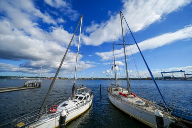 Kiel 'deki liman ve Baltık Denizi manzarası. Baltık Denizi kolu Kiel Fiyort.
