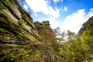 Derebeyi 'ndeki Dahn yakınlarındaki kaya oluşumlarının görüntüsü. Derebeyi Ormanı 'ndaki kırmızı kumtaşı kayalıkları.