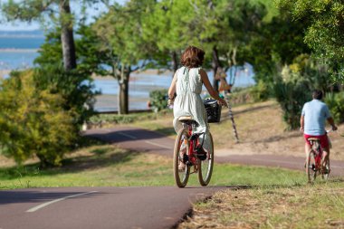 Bisiklet süren kişi bisiklet yolunda güneşli bir günde