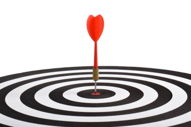 Kırmızı ok beyaz zemin üzerinde izole edilmiş dart tahtasında hedefi vuruyor.