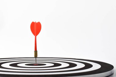 Dart tahtasının ortasına kırmızı dart oku yakın çekim, kırpma yolu ile beyaz arkaplan izole