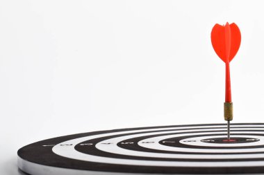 Kırmızı ok beyaz zemin üzerinde izole edilmiş dart tahtasında hedefi vuruyor.