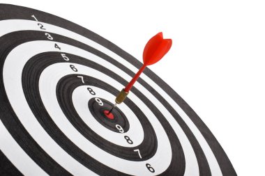 Dart tahtası hedefi beyaz arkaplanda izole edilmiş ok