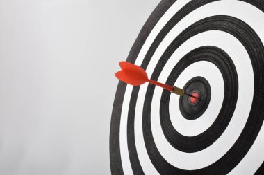 Dart tahtası hedefi beyaz arkaplanda izole edilmiş ok