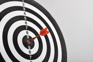 Dart tahtası hedefi beyaz arkaplanda izole edilmiş ok