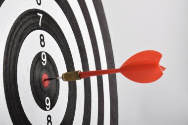 Dart tahtası hedefi beyaz arkaplanda izole edilmiş ok