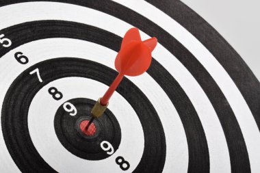 Dart tahtası hedefi beyaz arkaplanda izole edilmiş ok