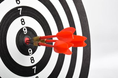 Bir hedef tahtası, ortaklık kavramı ortasına isabet okları