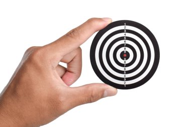 Beyaz arka planda bir hedefi tutan bir el. Hedef başarı, iş ve finans kavramı.