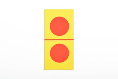 Beyaz arkaplanda izole edilmiş tek bir domino kartı.