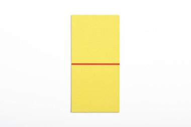 Beyaz arkaplanda izole edilmiş tek bir domino kartı.