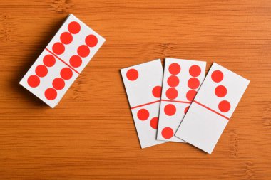 Tahta masa arkasında Domino kartı izole.