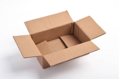 Beyaz bir arka plan üzerinde izole karton kutu açıldı.