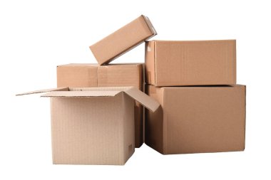 Beyaz arkaplanda karton kutular yığını