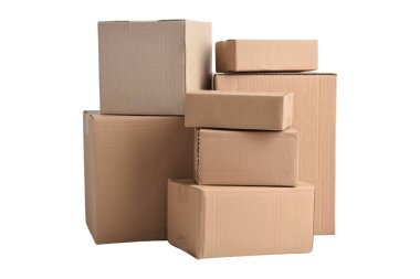 Yığılmış kahverengi karton kutular çeşitli boyutlarda beyaz arka planda izole edilmiş.