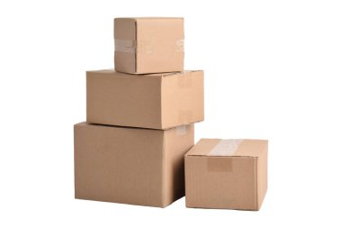 İzole edilmiş beyaz arkaplanda dört karton kutu