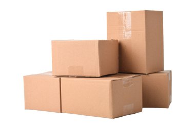 Beyaz arkaplanda karton kutular yığını