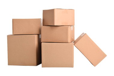 Beyaz arka plan üzerinde izole karton kutular yığını