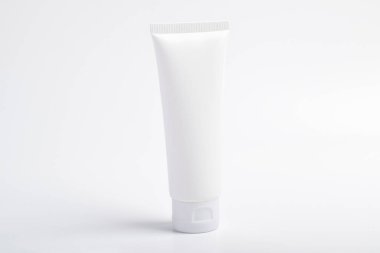 Beyaz arkaplanda boş plastik ambalaj tüpü