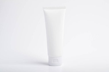 Beyaz arkaplanda boş plastik ambalaj tüpü