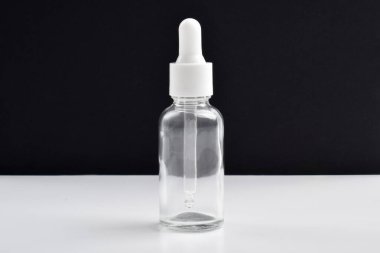 Koyu arkaplanda cam damlalar var. Paketleme modeli