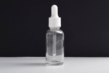 Koyu arkaplanda cam damlalar var. Paketleme modeli