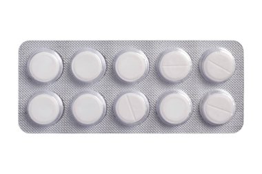 Plastikteki beyaz haplar beyaz arka planda izole edilmiş..