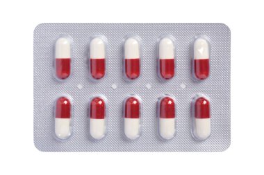 Beyaz arka plan, üst görünüm, sağlık ve tıp konseptine izole edilmiş su toplayan ilaç kapsülleri