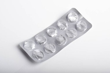 Boş su toplayıcı hapları beyaz arka planda izole edildi