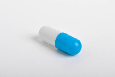 Beyaz arka planda izole edilmiş bir hap kapsülü. Tıbbi tedavi