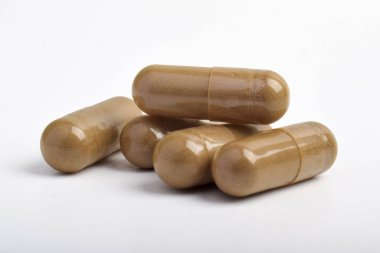 Beyaz arkaplanda izole edilmiş vitamin kapsülleri yığını