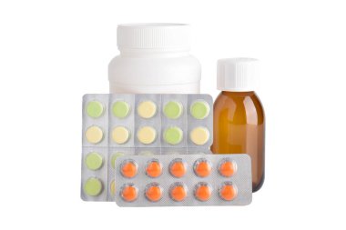 Tıbbi şişeler ve haplar beyaz arka planda izole edilmiş. Tıbbi tedavi malzemeleri kavramı.